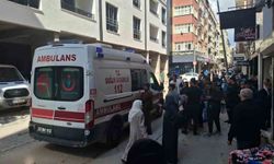 İş makinesinin çarptığı seyyar satıcı hastanelik oldu