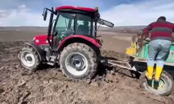 Kars'ta çamura saplanan traktörler zor anlar yaşattı
