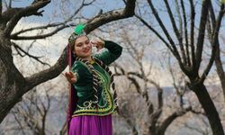 Kars’ta çiçek açan bağlarda Kafkas dansı büyüledi