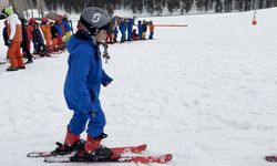 Kars’ta nisan ayında kayak eğitimi: Minikler pistte