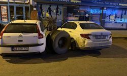 Kars’ta seyir halindeki kamyondan kopan teker park halindeki araçlara zarar verdi