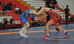 Kars'ta U15 Türkiye Güreş Şampiyonası sürüyor