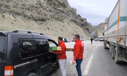 Kızılay, yolda mahsur kalanlara kumanya ulaştırdı