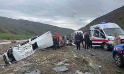 Kontrolden çıkan minibüs dere yatağına yuvarlandı: 16 yaralı