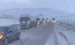 Kop Dağı Geçidi’nde kar ve tipi ulaşımı durdurdu