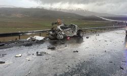 Malatya'da tır ile otomobilin kafa kafaya çarpışması felaketle sonuçlandı : 3 ölü, 1 yaralı