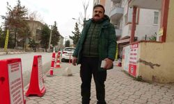 'Mülküm' diyerek kaldırımı dubalarla işgal etti