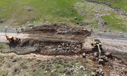 Muş-Kulp yolunda çökme: Araçlar mahsur kaldı