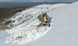 Muş'ta 5 metrelik karla zorlu mücadele çalışmaları sürüyor