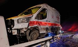 Muş'ta ambulans şarampole devrildi: 5 kişi yaralı