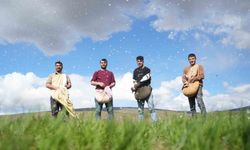 Muş’ta imece geleneği sürüyor: Çiftçiler gübreyi el birliğiyle attı