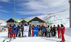 Onlarca ülkeden öğrenci kayakla tanışmanın heyecanını yaşadı