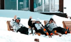 Palandöken zirvesinde plaj keyfi: Şezlonglar kar üstünde