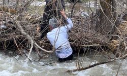 Şemdinli’de yürekleri ağza getiren olay: Dereye düşen çocuk aranıyor