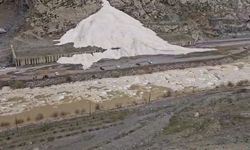 Sümbül Dağı'nda çığ sürüyor