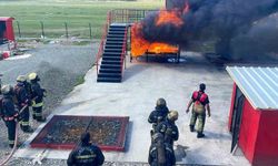 Üniversite öğrencilerine uygulamalı itfaiyecilik eğitimi verildi