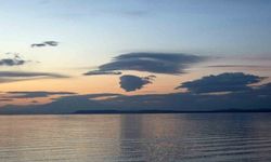 Van'da kartpostallık görüntü: Gökyüzündeki insan silüeti gölle buluştu