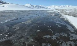 Van’da soğuk alarmı: Kar sonrası dereler buz tuttu