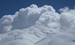 Van’ın zirvelerinde kar manzarası büyüledi