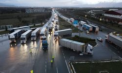 Yoğun kar ulaşımı vurdu: Yol ağır tonajlı araçlara kapatıldı