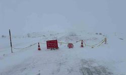 Yoğun kar ve tipi Ardahan–Ardanuç yolunu kapattı