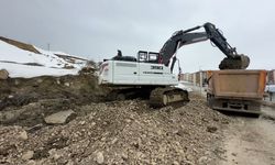 Yüksekova'da heyelan bölgesinde çalışmalar devam ediyor