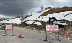 Yüksekova’da heyelan ulaşımı aksattı: Trafik 3 gündür tek şerit