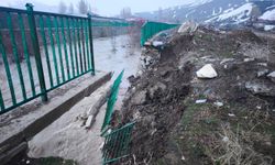 Yüksekova'da istinat duvarı çökmesi paniğe neden oldu