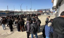 Yüksekova'da kütüphane önünde uzun kuyruk oluştu