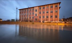 Yüksekova'da sağanak yağış sonrası bir okul sular altında kaldı