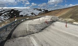 Ahlat-Malazgirt karayolunda zemin kayması, yol kapandı