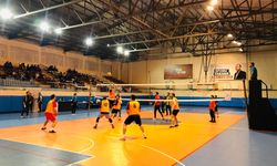 Ahlat’ta kurumlar arası voleybol turnuvası başladı