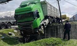 Tatvan’da tır yoldan çıktı