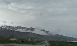 Bitlis’te yağmur sonrası dağlarda oluşan buhar ilgi çekti