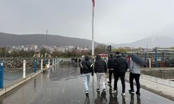 Tatvan’da yağmura rağmen sahilde yoğunluk