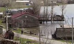 Tatvan’da eriyen kar ve yağışlar tarlaları gölete çevirdi