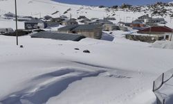 Kışkılı Köyü’ndeki kar kalınlığı şaşırtıyor