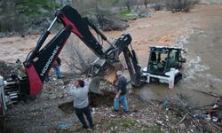 Mutki Deresi’nde tehlikeli anlar: Kepçe son anda kurtarıldı