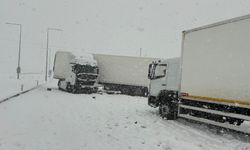 Bitlis'te 4 tır ve 2 otomobil çarpıştı: 5 yaralı