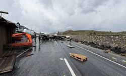 Tatvan’da feci kaza: İş makinesi ile tır çarpıştı, 3 yaralı