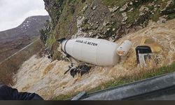 Tatvan’da beton mikseri dereye uçtu: Sürücü kayıp