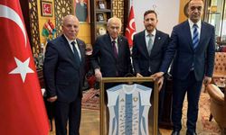 MHP lideri Bahçeli'ye Erzurumspor forması hediye edildi