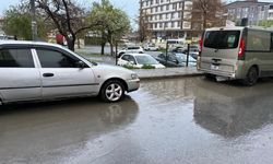 Tatvan’da yağışlar nedeniyle yol kenarları göle döndü