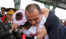 19 Mayıs coşkusunda minik öğrenciden anlamlı hediye