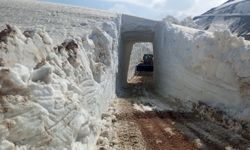 8 metrelik kar koridorları şaşırttı: İş makinesi karın içinde yok oldu