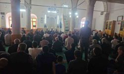 Bayramın üçüncü gününde, vatandaşlar cuma namazında camilere akın etti
