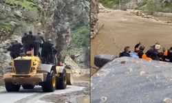 Dere taştı, işçiler kepçeyle taşındı