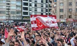 Elazığ’da binlerce taraftar maç heyecanını dev ekranda yaşadı