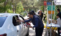 Elazığ’da kabir ziyaretinde duygulandıran karanfil dağıtımı
