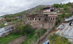 Elazığ'ın 5 asırlık mirası Nihat Bey Konağı bahar renkleriyle göz kamaştırıyor